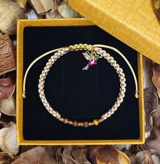 Pulsera macramé nude con ojo de tigre y colibrí