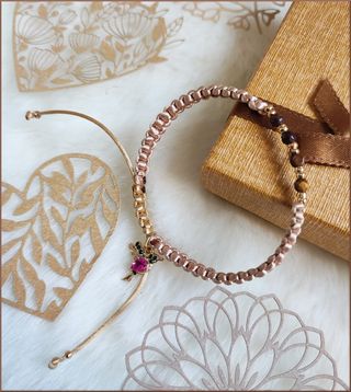 Pulsera macramé nude con ojo de tigre y colibrí