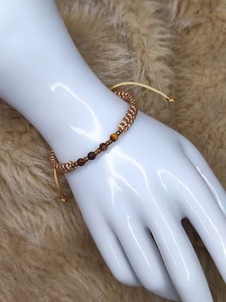 Pulsera macramé nude con ojo de tigre y colibrí