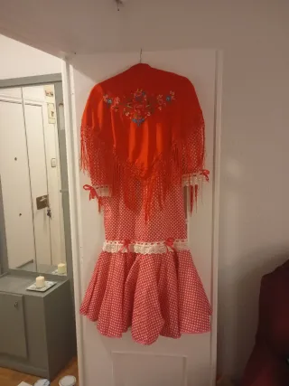 Vestido rojo con lunares blancos