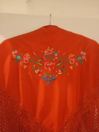 Vestido rojo con lunares blancos