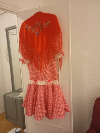 Vestido rojo con lunares blancos