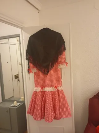 Vestido rojo con lunares blancos