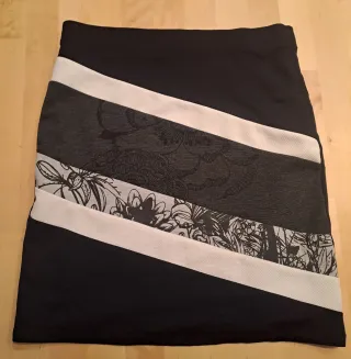 Falda Desigual Negra con Estampado Floral