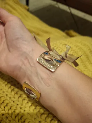 Pulsera metal y lazada lunares