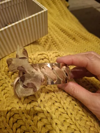 Pulsera metal y lazada lunares