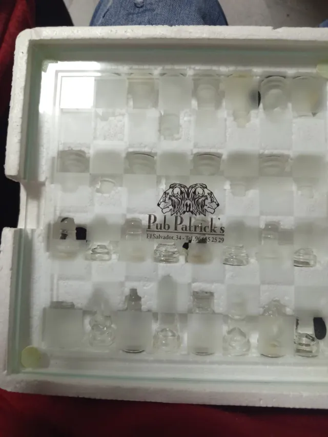 Juego de ajedrez de cristal a estrenar