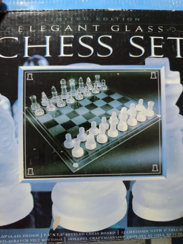 Juego de ajedrez de cristal a estrenar