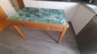 Tavolo estensibile in legno massello con base in vetro