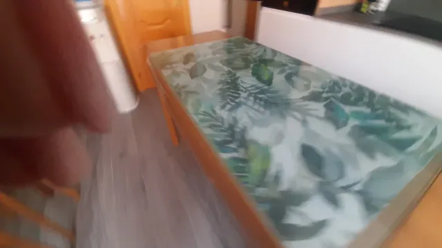 Mesa extensible de madera maciza y base de cristal