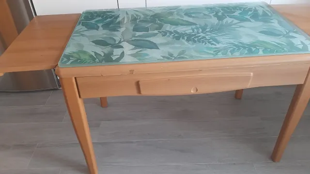 Mesa extensible de madera maciza y base de cristal