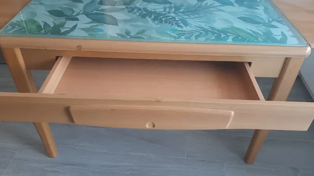 Mesa extensible de madera maciza y base de cristal