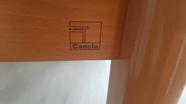 Mesa extensible de madera maciza y base de cristal