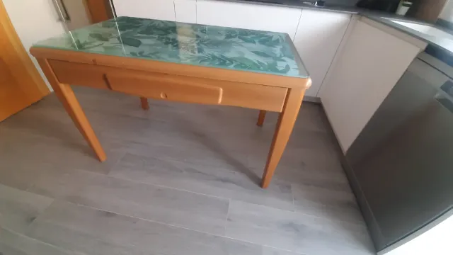 Mesa extensible de madera maciza y base de cristal