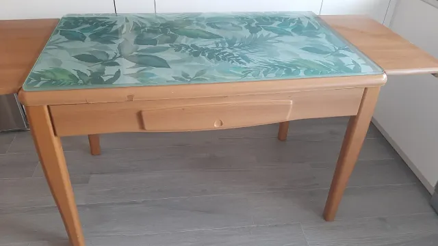 Mesa extensible de madera maciza y base de cristal
