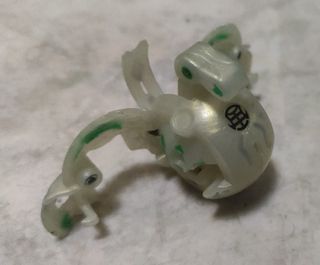 Bakugan bianco con dettagli verdi