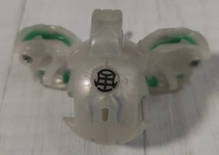 Bakugan bianco con dettagli verdi
