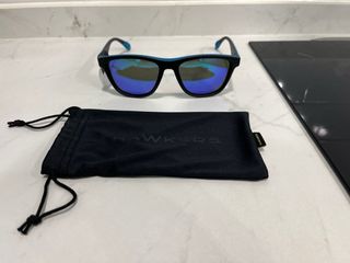 Gafas de sol Hawkers negras y azules