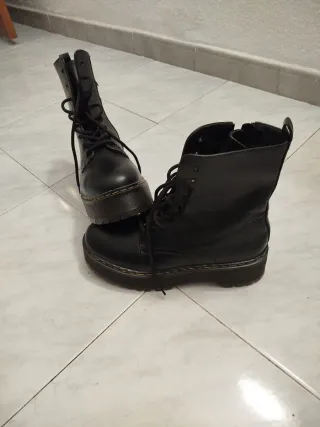 Botas negras estilo Dr. Martens