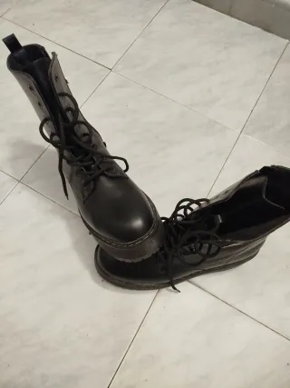 Botas negras estilo Dr. Martens