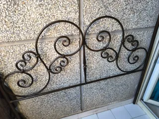 Cabecero forja para cama de 135cm negro y dorado