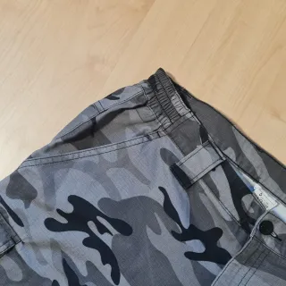 Pantalones cortos camuflaje gris