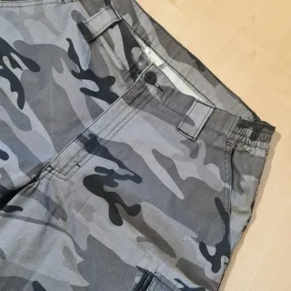 Pantalones cortos camuflaje gris