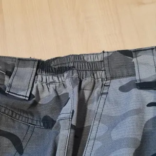 Pantalones cortos camuflaje gris