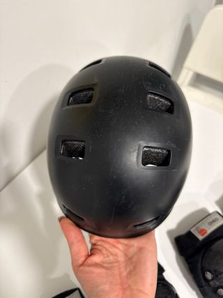 Casco y protecciones patinaje, scooter y patinete