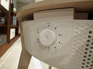 Mesa auxiliar con purificador de aire