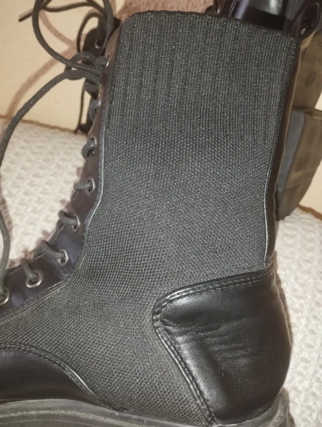 Botas negras con cordones