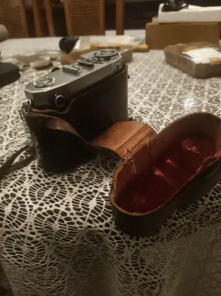 Cámara de fotos vintage plateada y negra