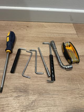 Lote herramientas: destornillador y llaves