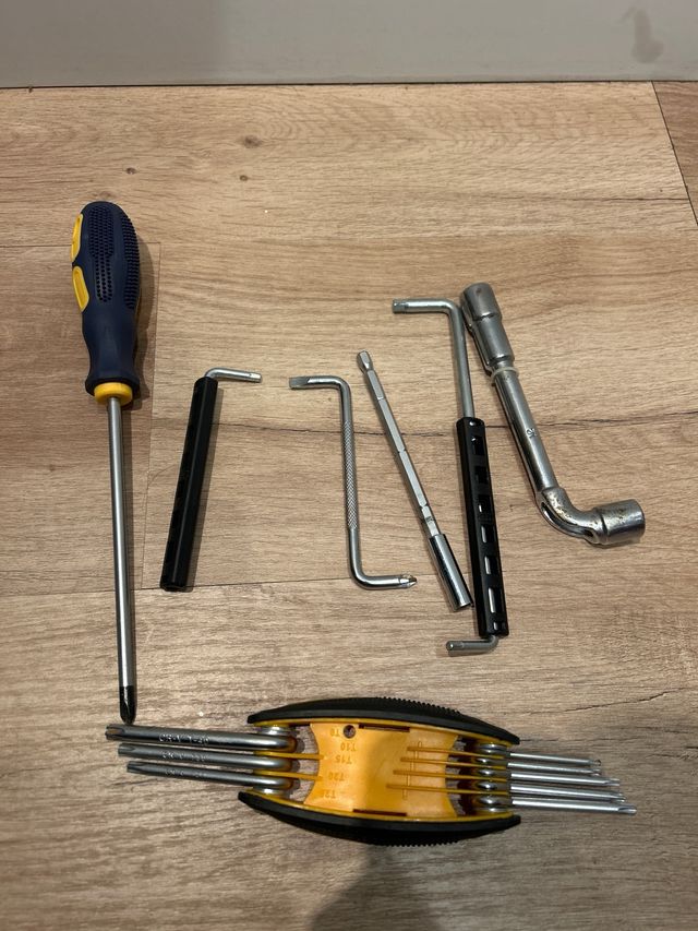 Lote herramientas: destornillador y llaves