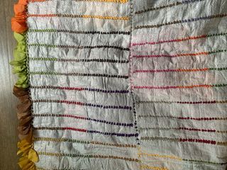 Alfombra tejida en cuadrados con flores multicolor