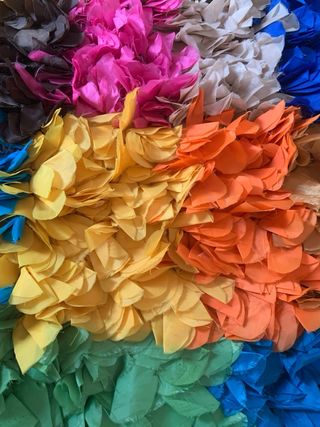 Alfombra tejida en cuadrados con flores multicolor