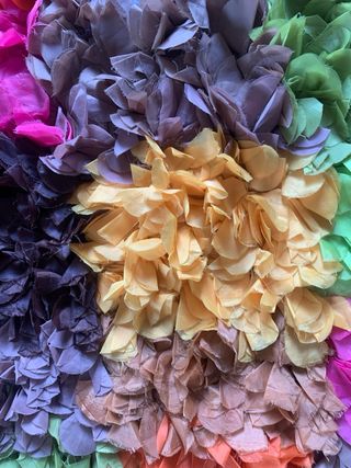 Alfombra tejida en cuadrados con flores multicolor