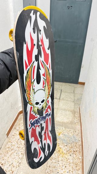 Skate con diseño de calavera y llamas como NUEVO