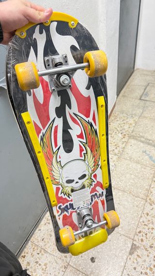 Skate con diseño de calavera y llamas como NUEVO