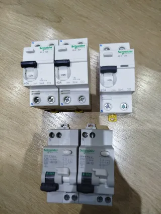 Interruptores automáticos Schneider diferencial