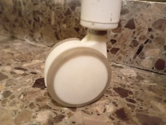 Perchero Metálico con Ruedas