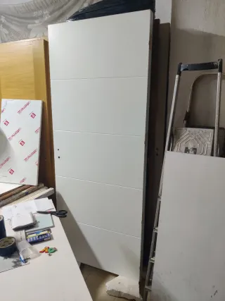 Puerta blanca 4 rayas