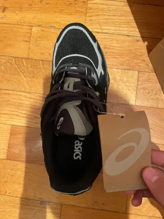 Zapatillas Asics Negras y Grises