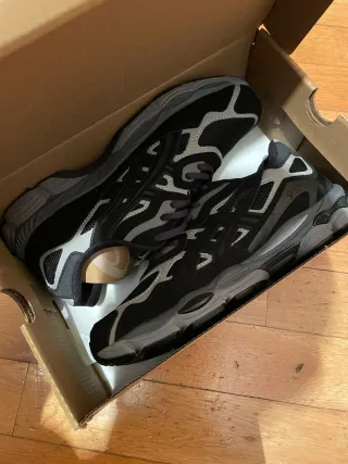 Zapatillas Asics Negras y Grises