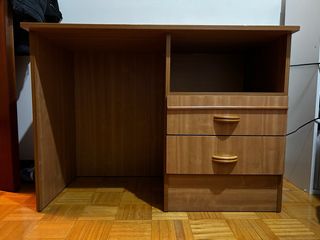 Scrivania in legno con cassetti
