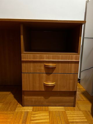 Scrivania in legno con cassetti