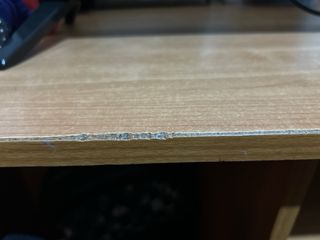 Scrivania in legno con cassetti