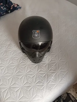 Casco de moto negro con visera