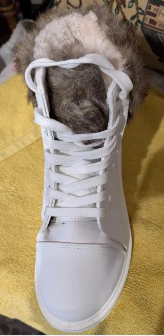 Botines polipiel con pelo y cordones.