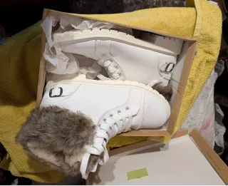 Botines polipiel con pelo y cordones.